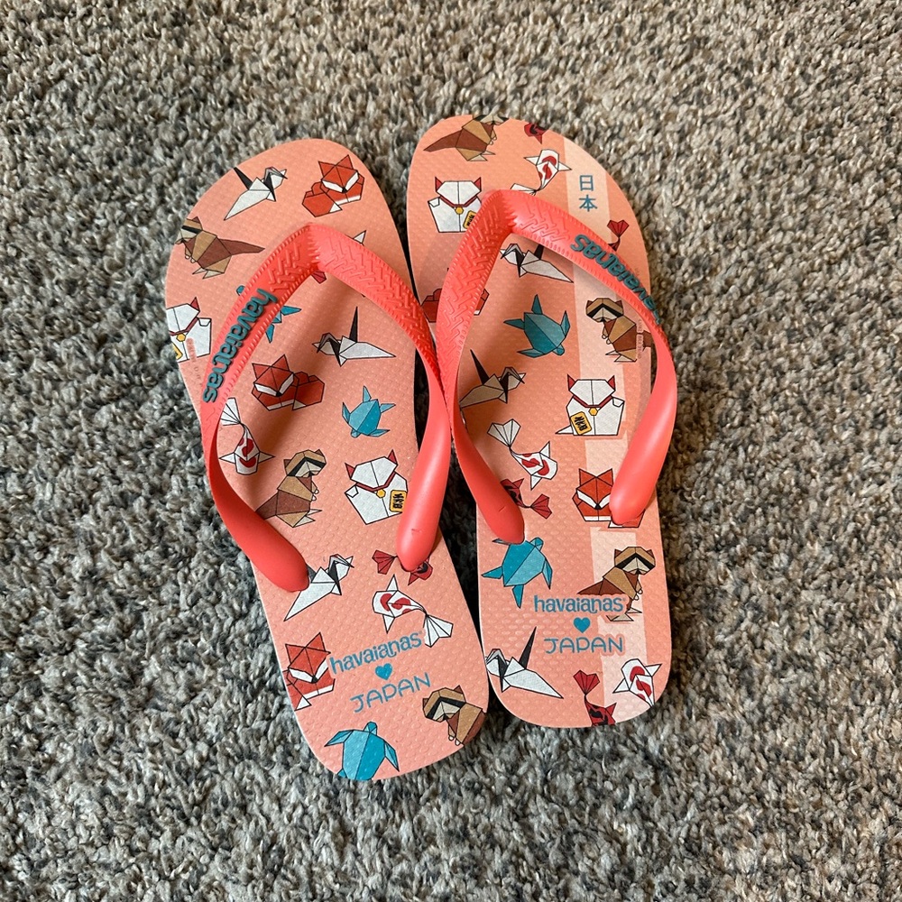NWOT Havaianas Origami Print Flip Flops